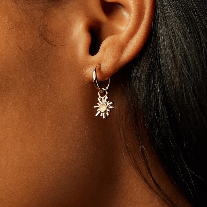 日本未上陸 [ana luisa] Crescent Moon Huggie Hoops 5-Ana-Luisa-Jewelry-Earrings-